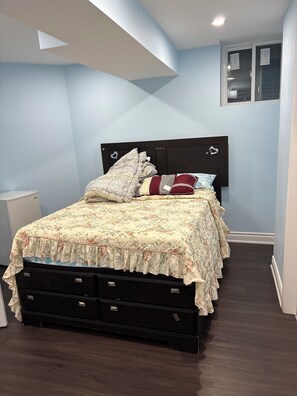 Room - Home 2 Home (Whitby)