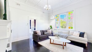 Smart TV - Stunning Heritage House - Chatswood Mall & Station (Chatswood)