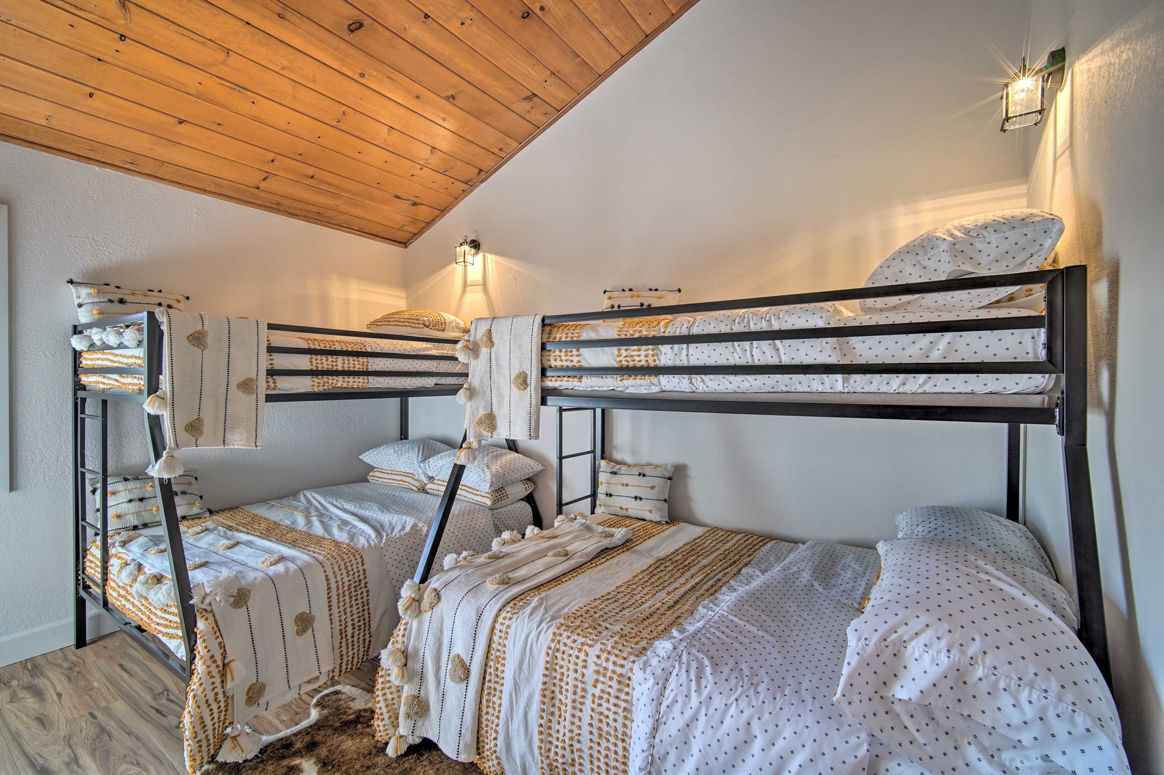 3 bedrooms, iron/ironing board, WiFi, bed sheets
