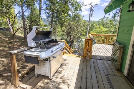 Terrace/patio. Wishon Cabin - Boat Slip - BBQ, Sleeps 14, Dogs Ok