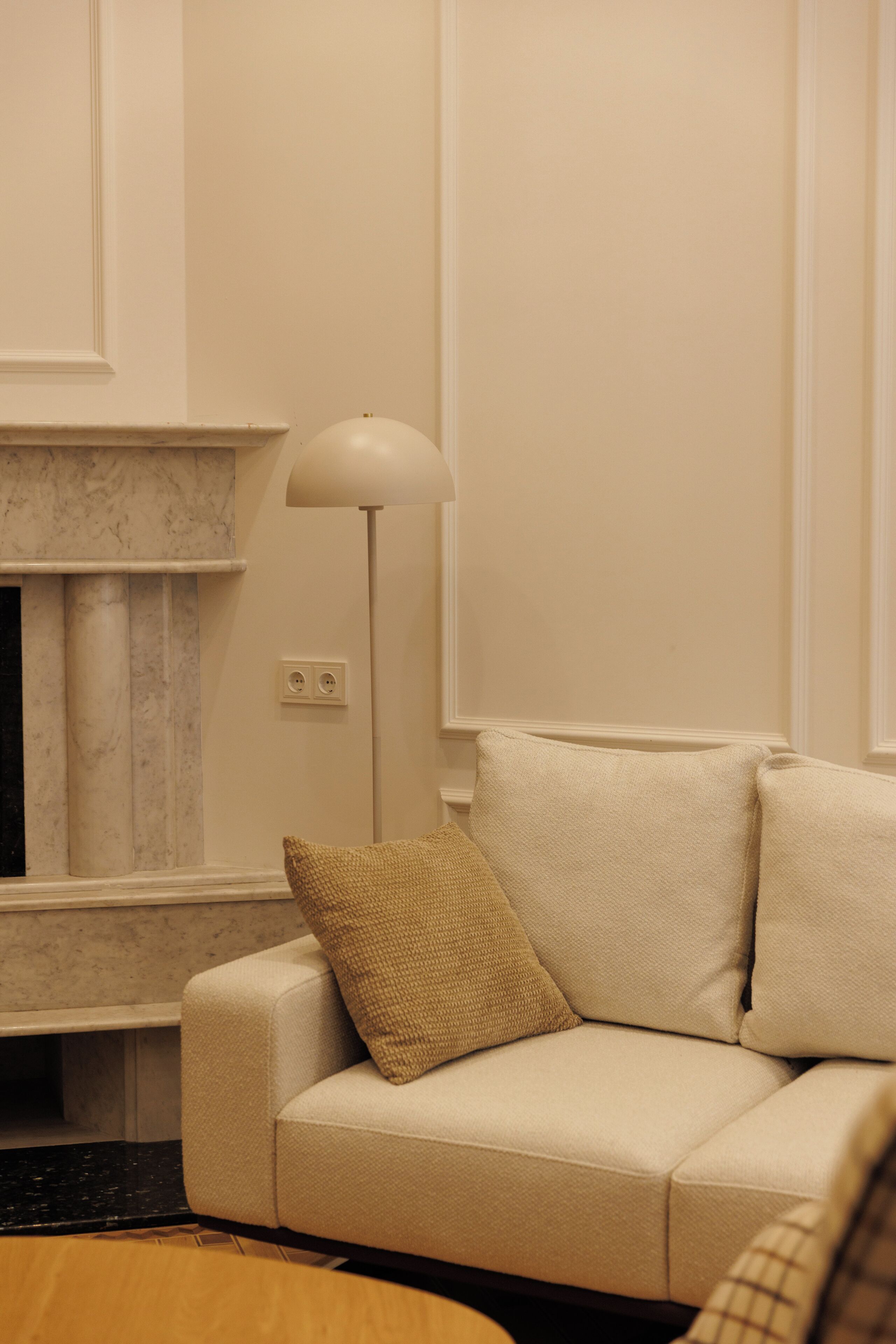 Deluxe Studio with Fireplace | Living area