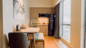 Signature Condo, 1 Bedroom | In-room dining