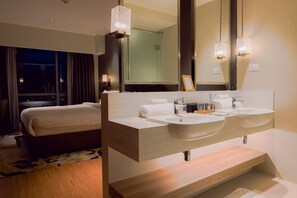 Suite Studio Signature, 1 très grand lit | Salle de bain | Douche, articles de toilette gratuits, bidet, serviettes fournies