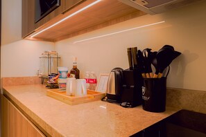 Suite estudio Signature, 1 cama de matrimonio grande | Cocina básica privada | Frigorífico, microondas, horno y placa de cocina