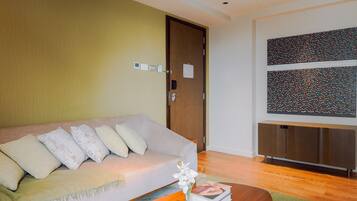 Signature-Apartment, 1 Schlafzimmer | Wohnzimmer | 45-Zoll-Smart-TV mit Digitalempfang