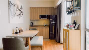 Signature-Apartment, 1 Schlafzimmer | Essbereich im Zimmer