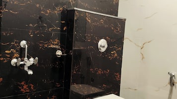 Deluxe Room | Bathroom