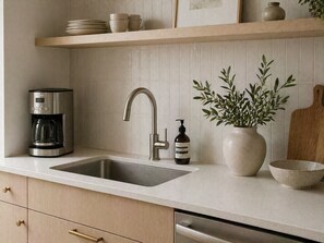 Classic Room | Private kitchen - The Ashtons Hotel (Toronto)