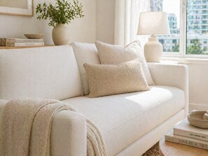 Classic Room | Living area - The Ashtons Hotel (Toronto)