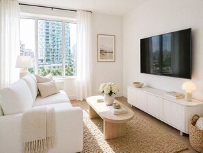 Classic Room | Living area - The Ashtons Hotel (Toronto)