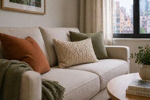 Classic Room | Living area - Rivergate Stays (Toronto)