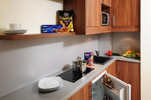 冰箱、微波炉、炉灶、厨具/餐具