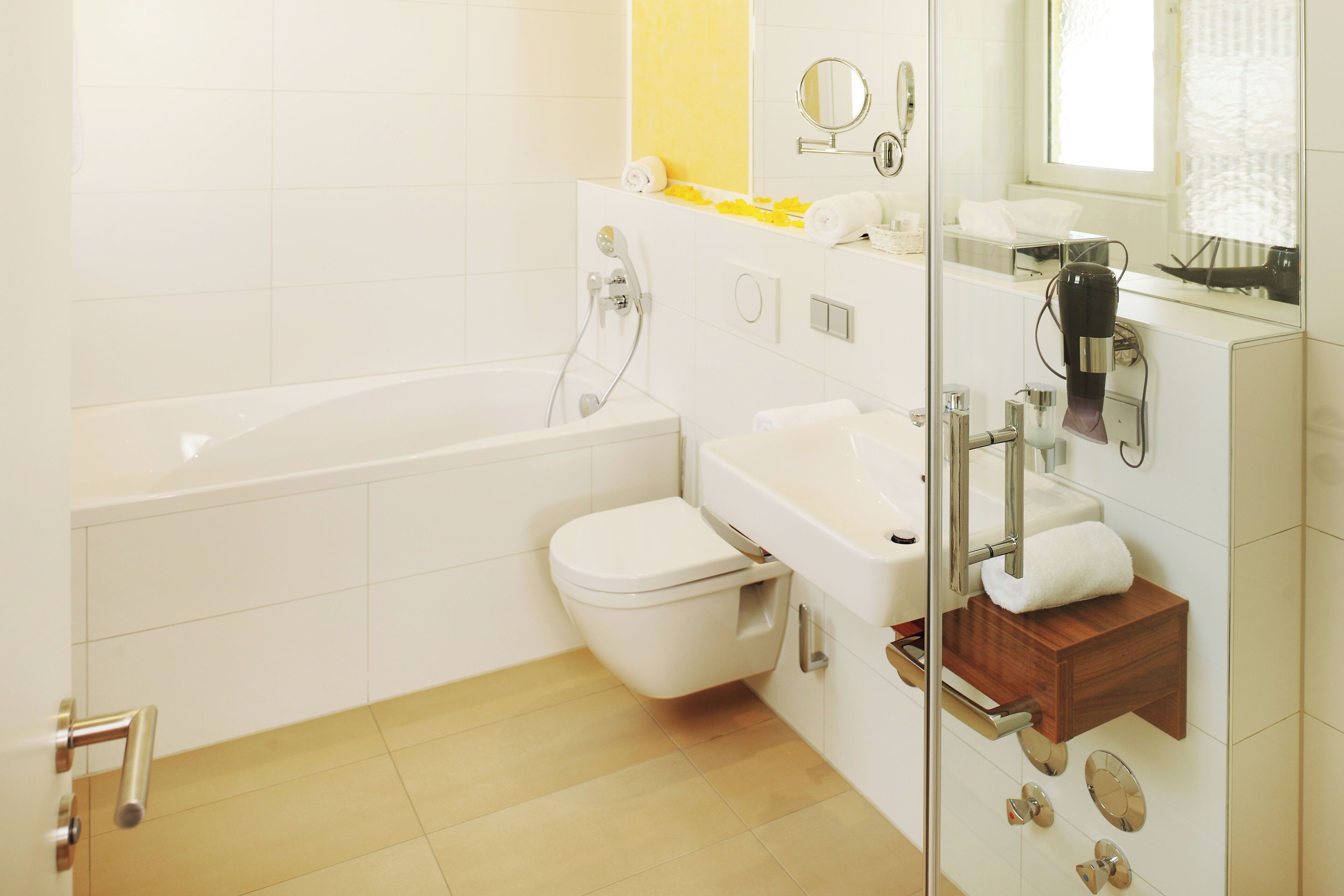 Dreibettzimmer, Blick auf den Innenhof | Badezimmer | Haartrockner, Handtücher, Seife, Shampoo