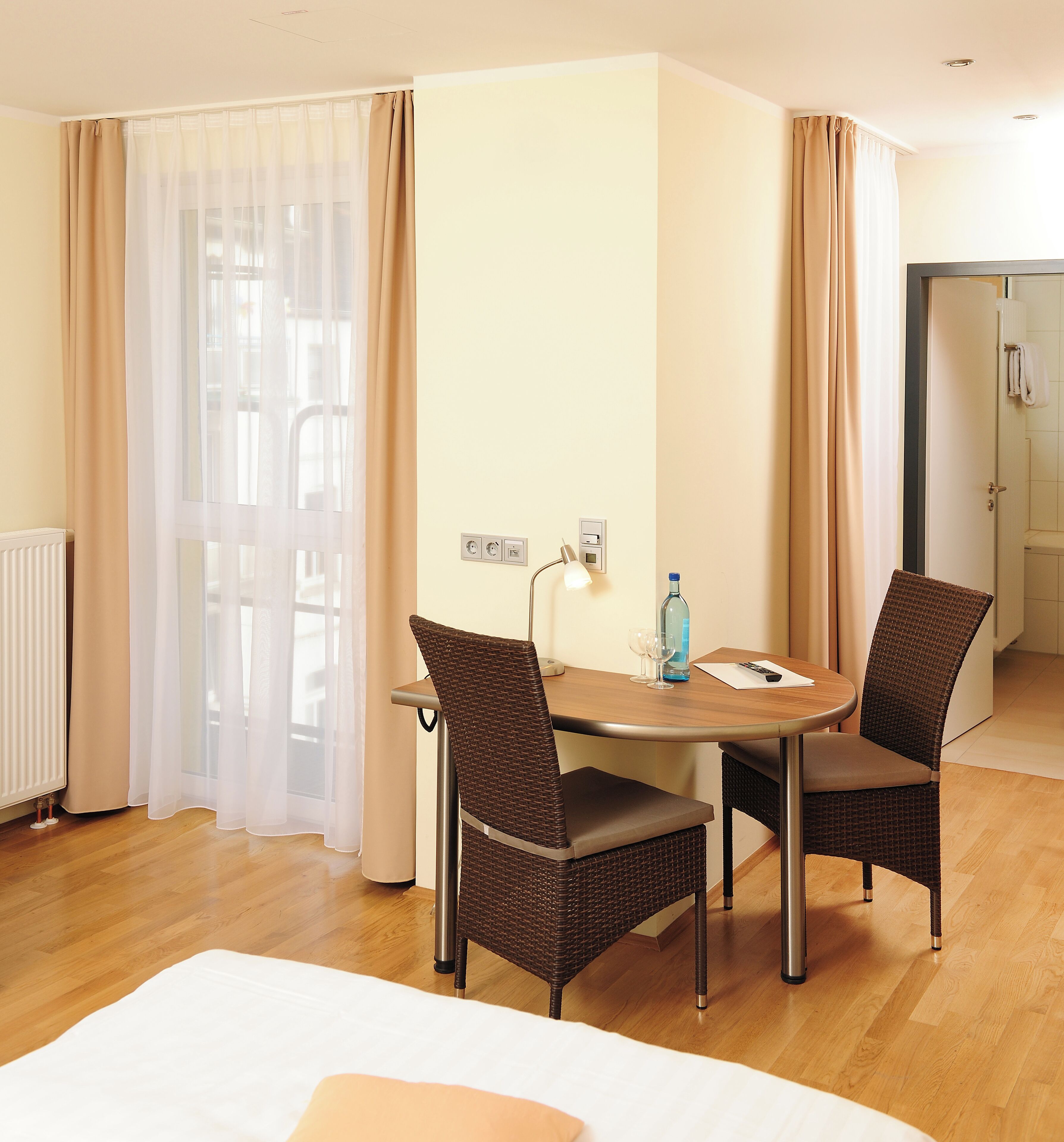 Quarto triplo, vista para o pátio