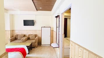 Familjerum - utsikt mot staden | Skrivbord och gratis wi-fi