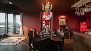 Rumah Premium, kolam renang pribadi, pemandangan laut sebagian | Tempat makan