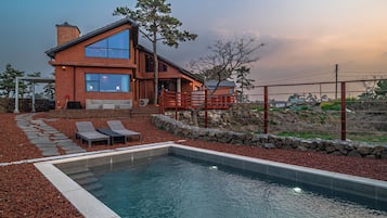 Rumah Premium, kolam renang pribadi, pemandangan laut sebagian | Kolam renang