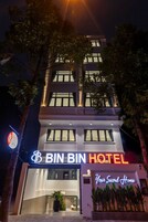 Un hotel con un letrero que dice 'BIN BIN HOTEL' y 'Tu Segundo Hogar'.
