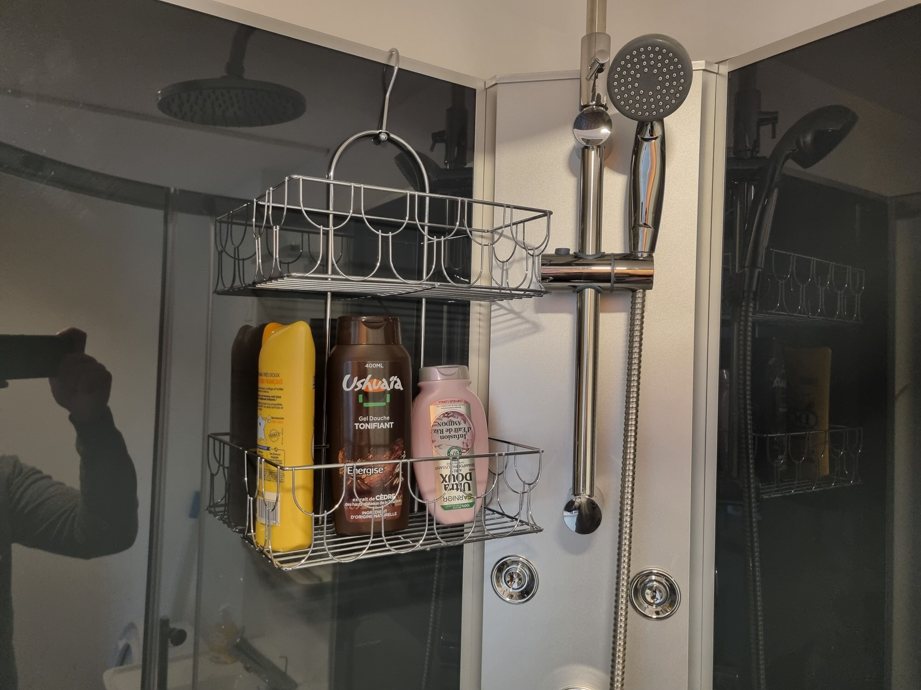 Douche, sèche-cheveux, serviettes fournies, savon