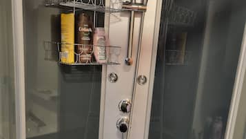 Een douche, een haardroger, handdoeken, zeep