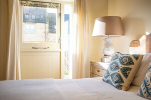 Iron/ironing board, WiFi (free)