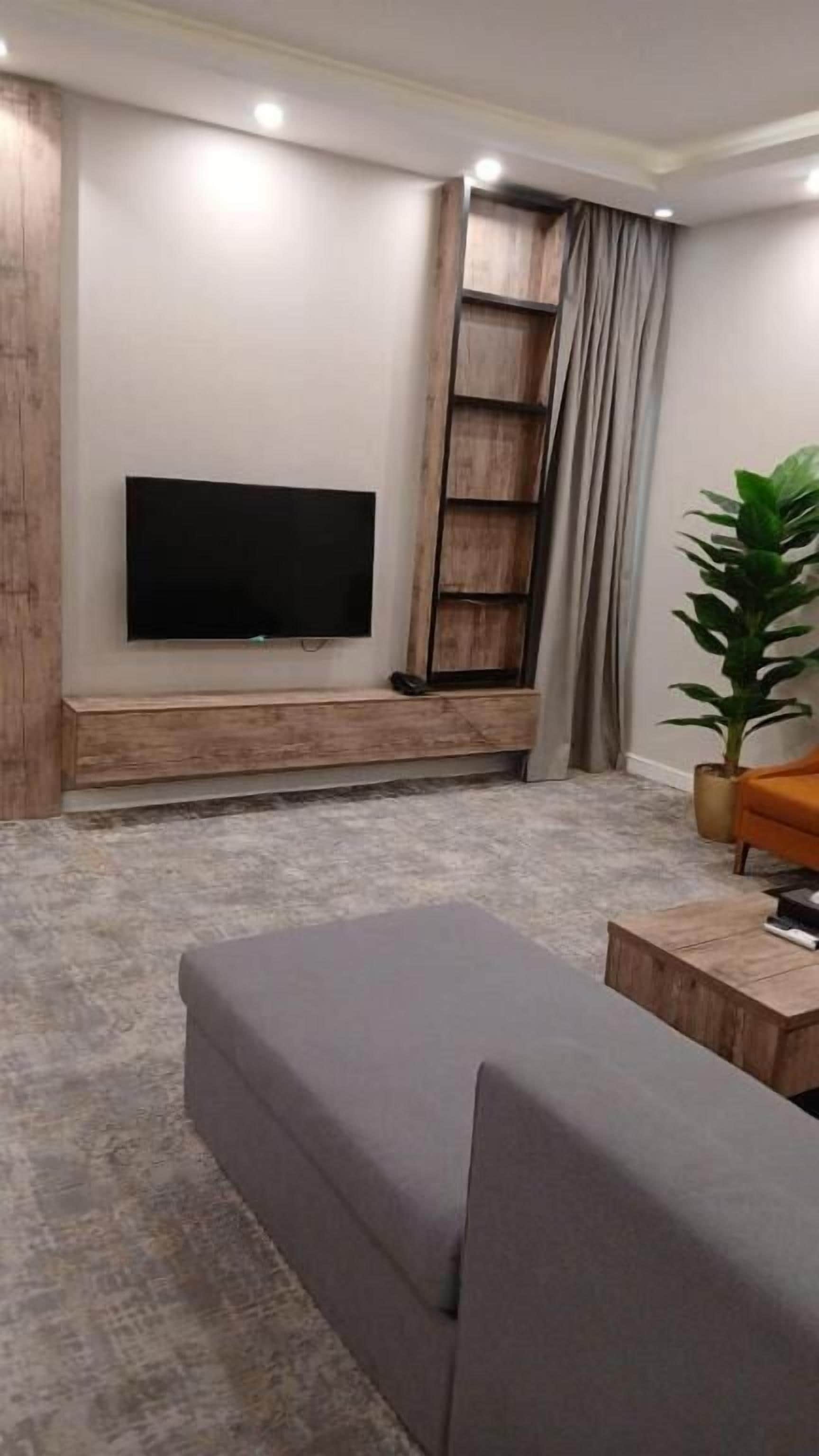 Appartement, 2 slaapkamers | Televisie