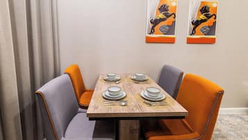 Apartment, 2 Schlafzimmer | Essbereich im Zimmer