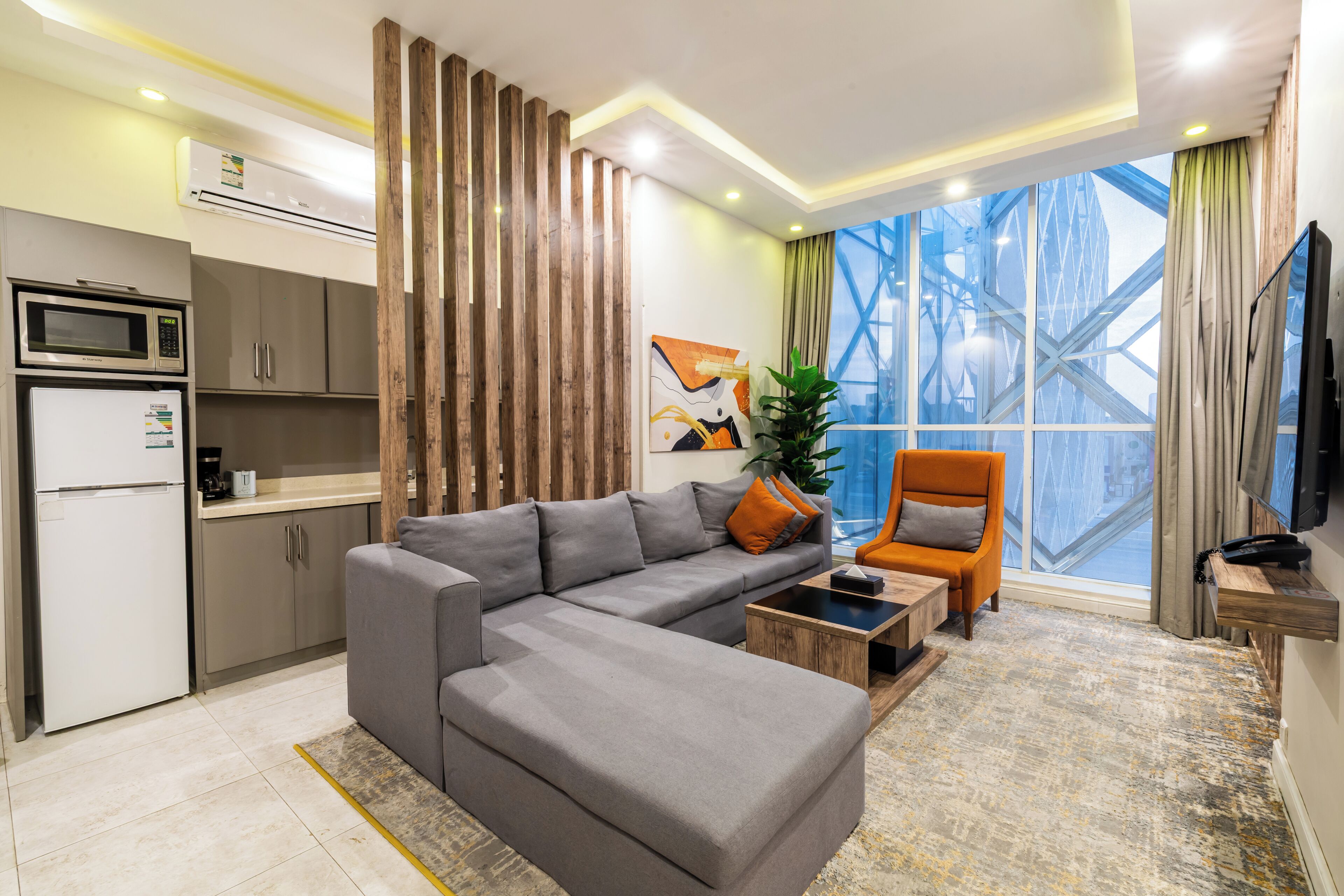 Appartement, 2 chambres | Aire de séjour | Téléviseur ACL de 50 po avec télévision par câble