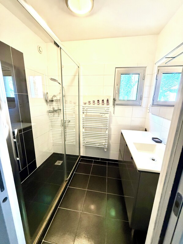 Dusche, Haartrockner, Handtücher, Toilettenpapier