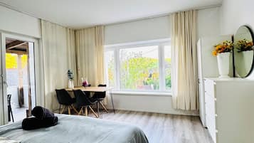 Leilighet – basic | Skrivebord for bærbar PC og strykejern/-brett