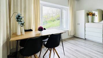 Basic Apartment | Dining