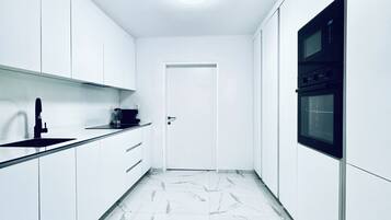 Basic Apartment | Private kitchen | Fridge, microwave, oven, stovetop