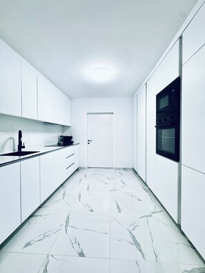 Apartamento básico | Cocina privada | Frigorífico, microondas, horno y placa de cocina
