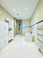 Basic Apartment | Bathroom | Separate tub and shower, free toiletries, hair dryer, towels