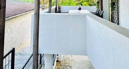 Cozy 2BR Apt With LR Near Museum Gugging