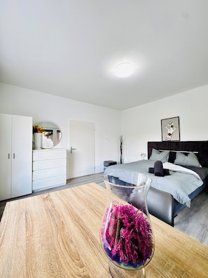 Apartamento básico | Espacio para trabajar con un portátil y tabla de planchar con plancha