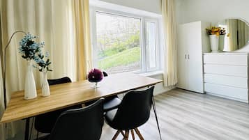 Basic Apartment | Dining