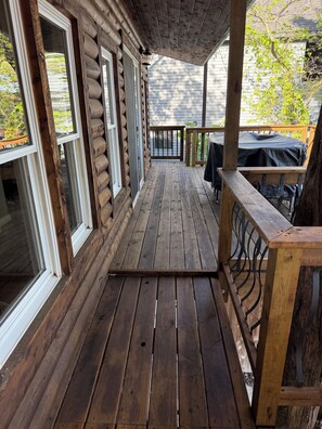 Terrace/patio - Cozy 3-bedroom cabin in tranquil Lake of the Ozarks with AC comfort (Roach)