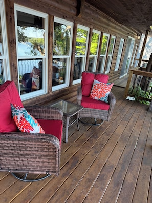 Terrace/patio - Cozy 3-bedroom cabin in tranquil Lake of the Ozarks with AC comfort (Roach)