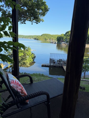 Cozy 3-bedroom cabin in tranquil Lake of the Ozarks with AC comfort