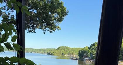 Cozy 3-bedroom cabin in tranquil Lake of the Ozarks with AC comfort