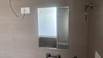 Kylpyhuone, jossa on peili, suihku ja wc.
