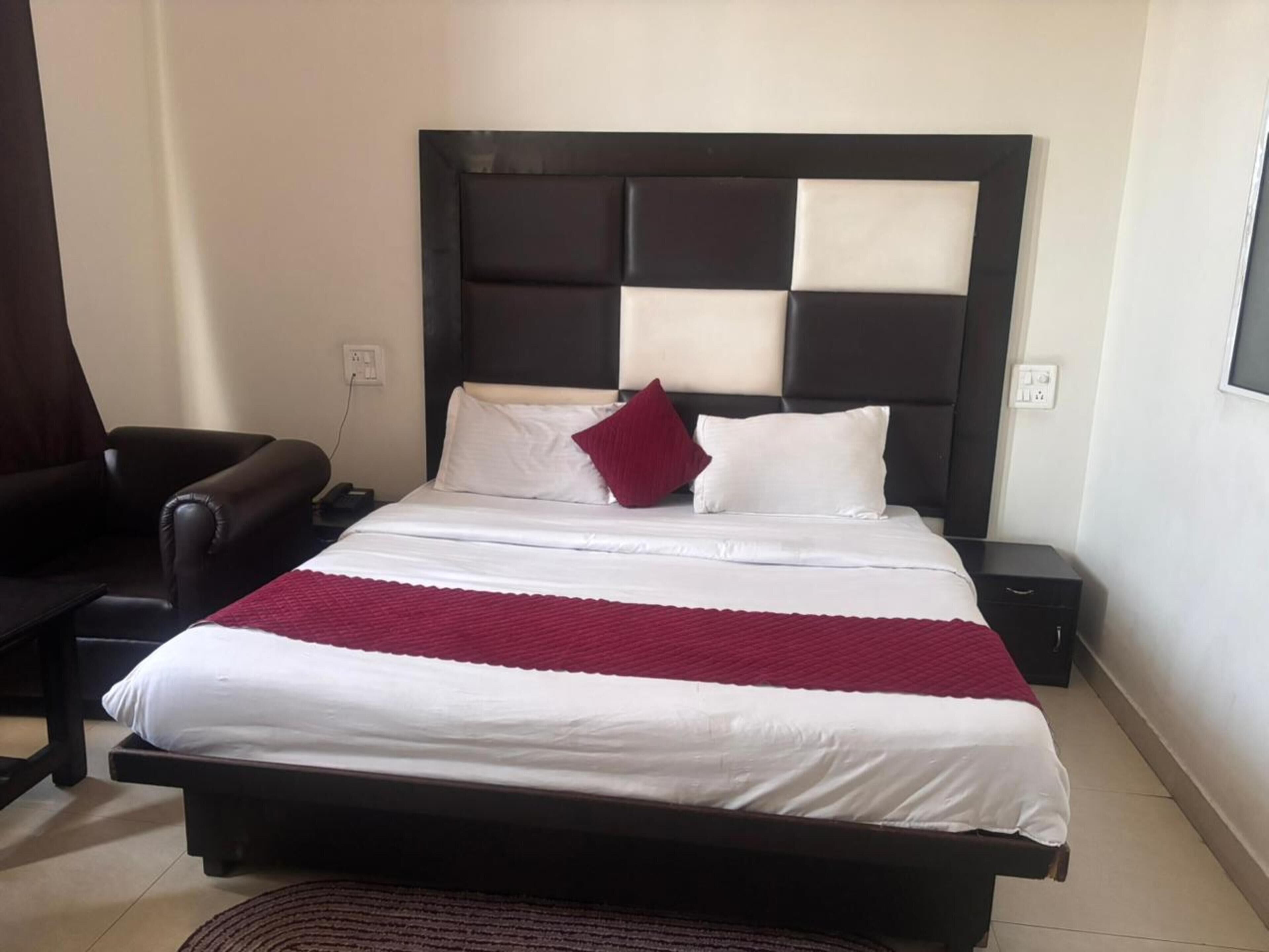 Rollaway beds, free WiFi, bed sheets
