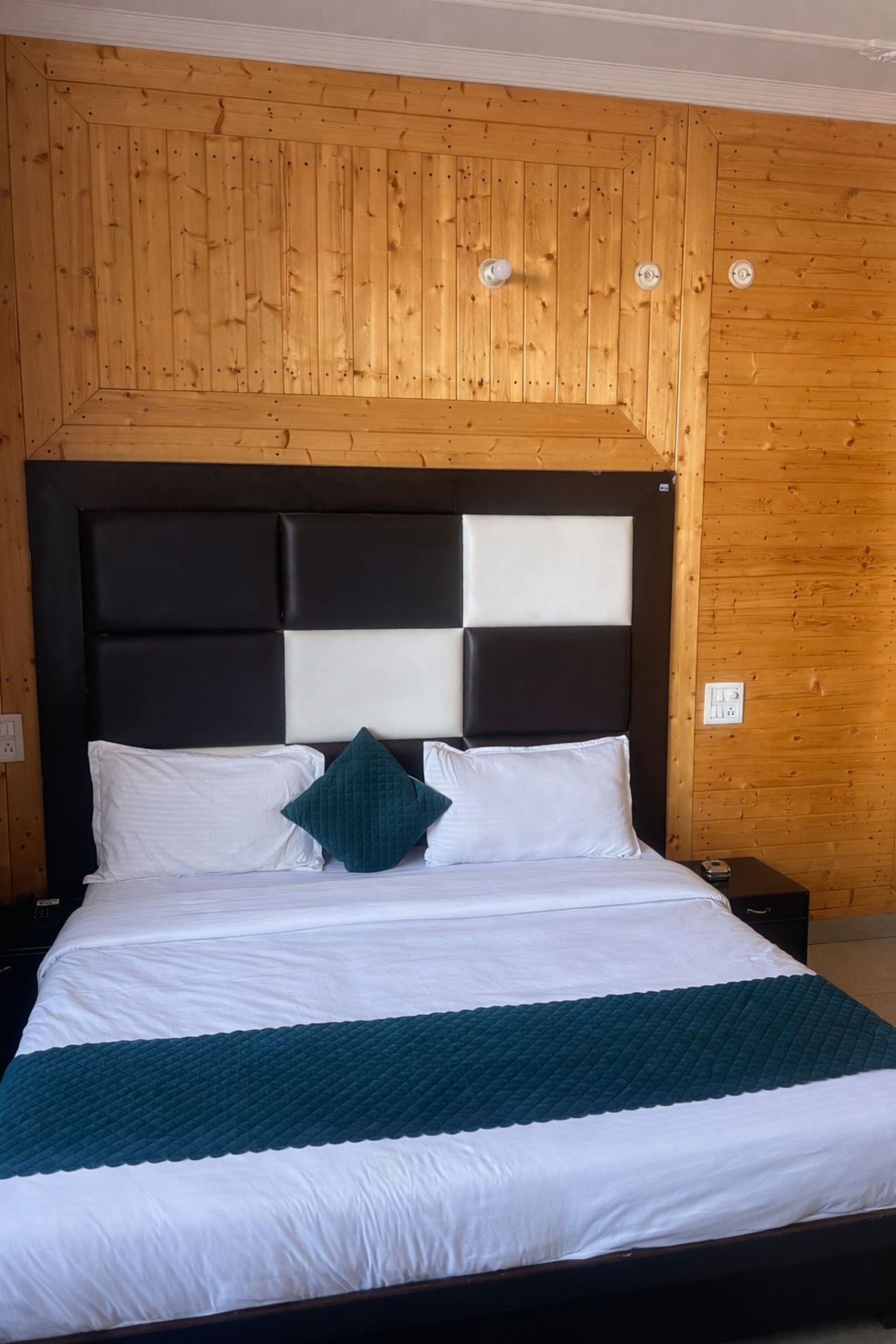 Deluxe Room | Rollaway beds, free WiFi, bed sheets