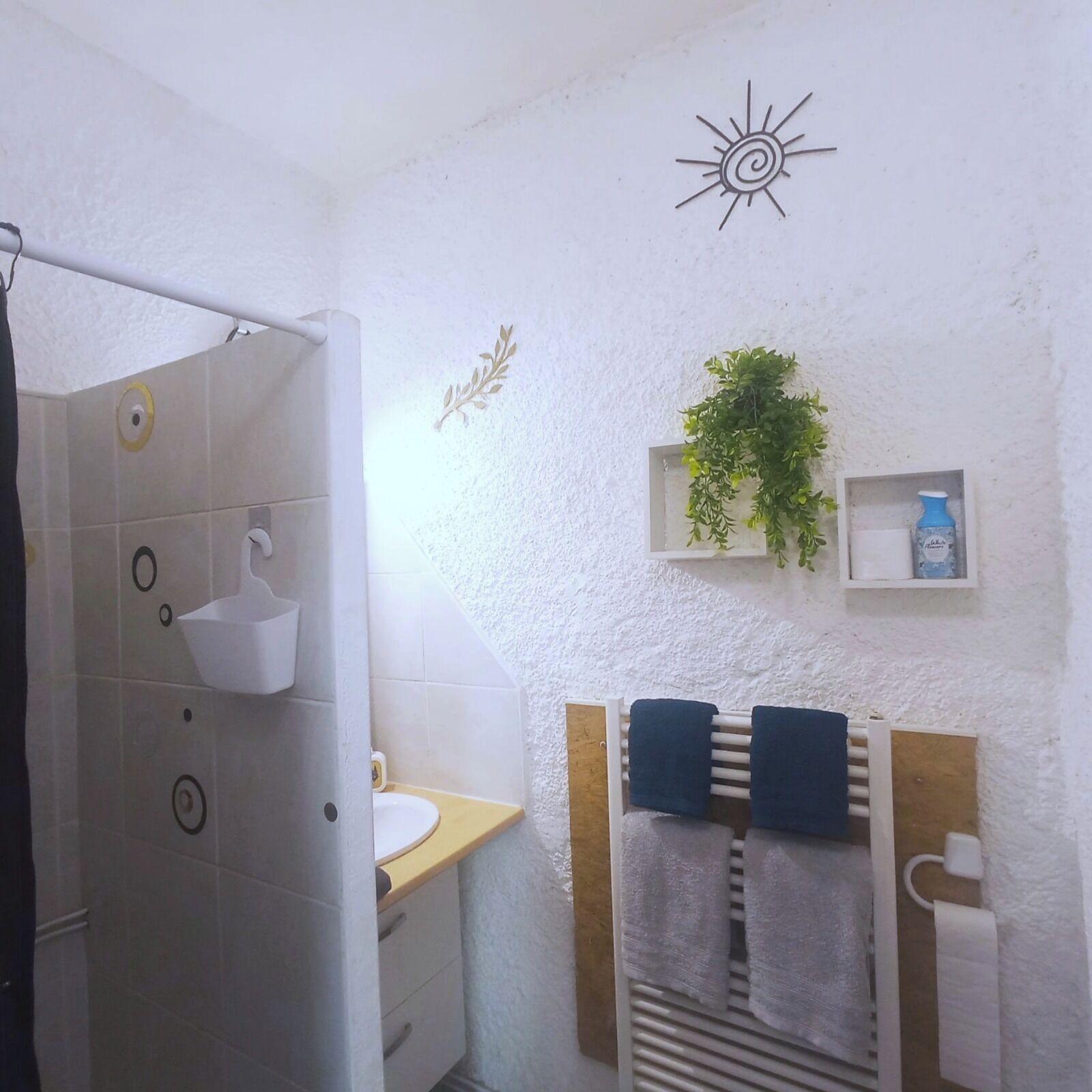 Een haardroger, handdoeken, zeep, toiletpapier