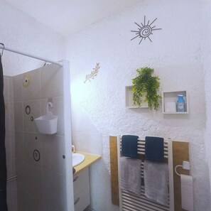 Sèche-cheveux, serviettes fournies, savon, papier toilette