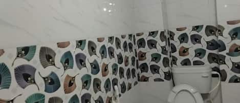 Shower, free toiletries, towels
