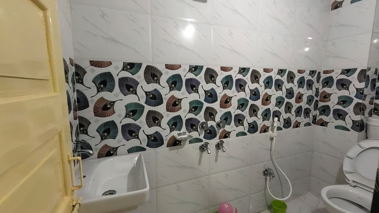 Shower, free toiletries, towels