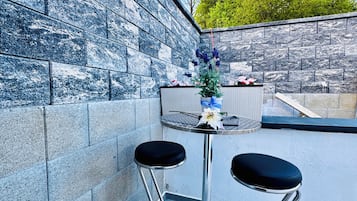 Basic Apartment | Outdoor dining