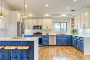 Fridge, microwave, oven, stovetop - Saltwater Pool + Game Room + Hot Tub | Wine Country | Le Grand Bleu + Casita (Temecula)